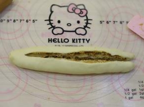 用切刀从从中间切断，留最上面不要切。