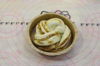 卷好放入纸托内。