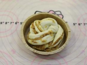 卷好放入纸托内。