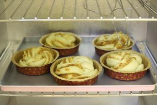 发酵箱设置35度，湿度80度，时间为30-35分钟，剩余10分钟时开始预热烤箱170度。