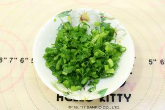 香葱洗净切成小粒。