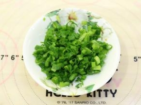 香葱洗净切成小粒。