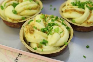 香葱粒随意放到发酵好的面包上。