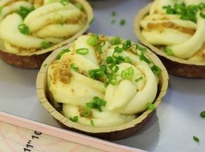 香葱粒随意放到发酵好的面包上。