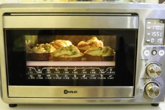 烤箱上火170度，下火155度，烘烤时间为22分钟。（如果你不是岩烧烤箱可以直接设置170度）