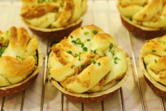 出炉的面包转移到晾架上，放至手温时装入保鲜袋内。