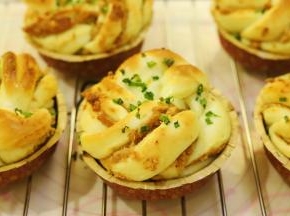 出炉的面包转移到晾架上，放至手温时装入保鲜袋内。