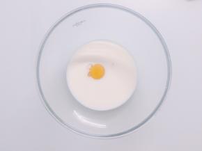 碗中倒入牛奶、鸡蛋、细砂糖一起搅拌均匀