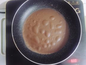 开小火煎至饼皮冒泡即可