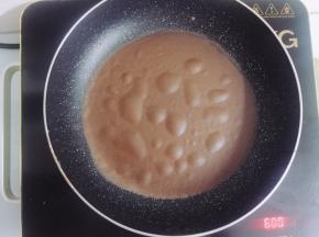 开小火煎至饼皮冒泡即可