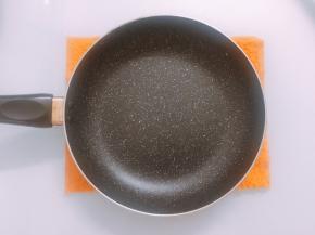 准备一条湿毛巾，把平底锅放上降温后，再制作下一张饼皮