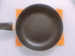 准备一条湿毛巾，把平底锅放上降温后，再制作下一张饼皮