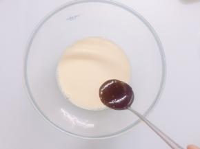 加入可可液，一起拌匀