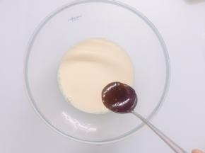 加入可可液，一起拌匀