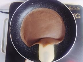 用硅胶刮刀轻轻分离边缘，将饼皮放在烤网上彻底晾凉