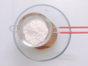 筛入低筋面粉，拌匀