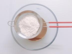 筛入低筋面粉，拌匀