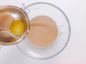 倒入提前隔水融化好的黄油，拌匀