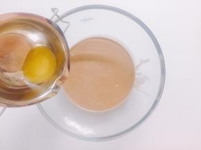 倒入提前隔水融化好的黄油，拌匀