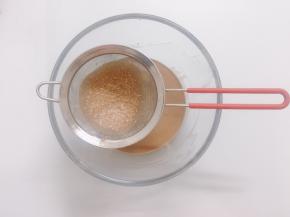 用过滤网把可可面糊过滤一遍，过滤掉面疙瘩