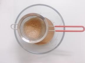 用过滤网把可可面糊过滤一遍，过滤掉面疙瘩