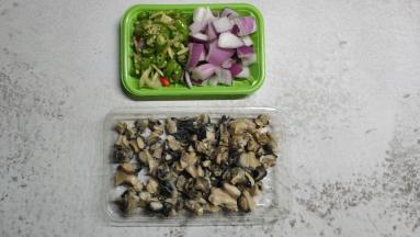 洋葱、姜、蒜、线椒清洗干净处理好备用；螺肉清洗干净沥干水分备用