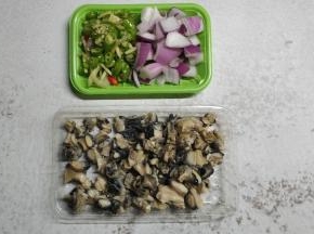 洋葱、姜、蒜、线椒清洗干净处理好备用；螺肉清洗干净沥干水分备用