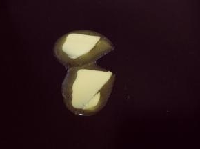 锅里放入黄油加热至融化