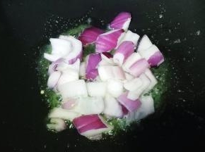 倒入洋葱块煸炒出香味