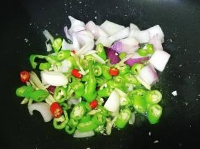 再倒入线椒、姜丝、蒜块