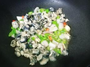 倒入沥干水分的螺肉，全程大火炒均匀