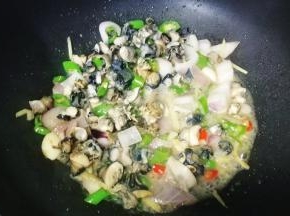 这时会出好多水份，拿起锅将水倒掉