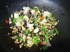 再回炉里放入蒜盐、糖、胡椒粉大火继续炒均匀即可