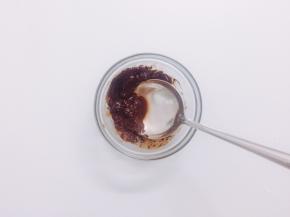 用10克热水溶化可可粉备用