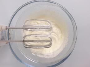 淡奶油加入细砂糖，隔冰水打发至有纹路状态即可