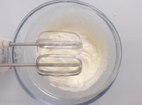 淡奶油加入细砂糖，隔冰水打发至有纹路状态即可