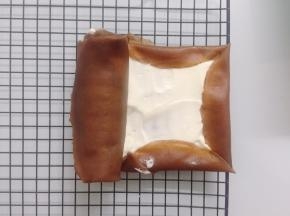 卷起来，放入冰箱冷藏30分钟左右定型即可