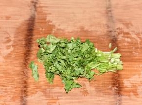 香菜切碎。