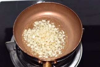 放入蒜泥爆香。