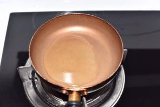 锅烧热，倒入食用油。