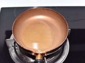 锅烧热，倒入食用油。