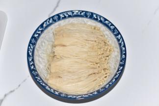 沥干水分，码入盘中。