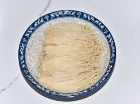 沥干水分，码入盘中。