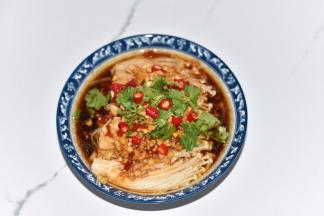 浇在金针菇上即可。