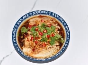 浇在金针菇上即可。