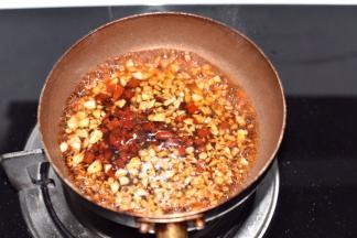 倒入酱汁煮沸。