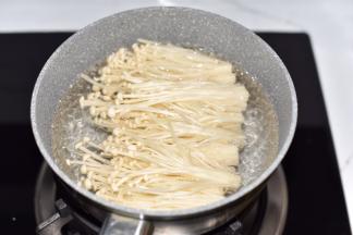 放入沸水中汆熟。