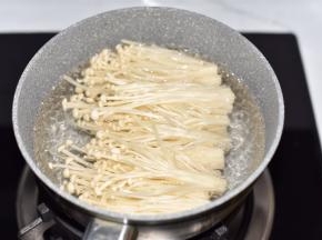放入沸水中汆熟。