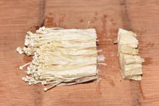 金针菇洗净，切去尾部。