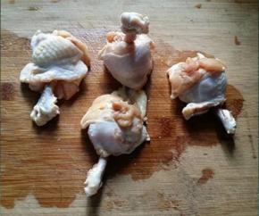 2.把翅根的一头切一圈，然后顺着往下推些